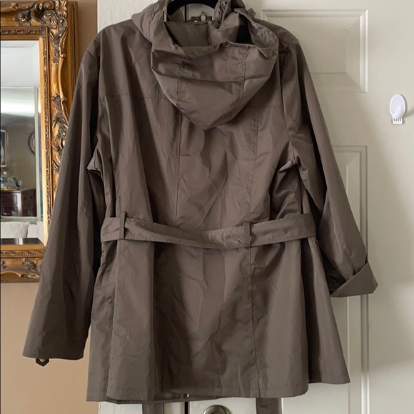 Adjustable sleeve and hood Ellen Tracy Trench Coat - Picture 7 of 11